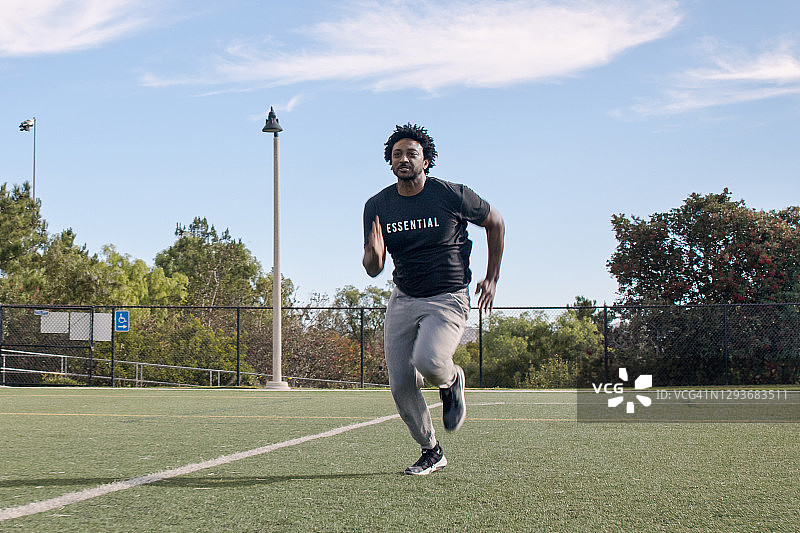 男子正在锻炼图片素材