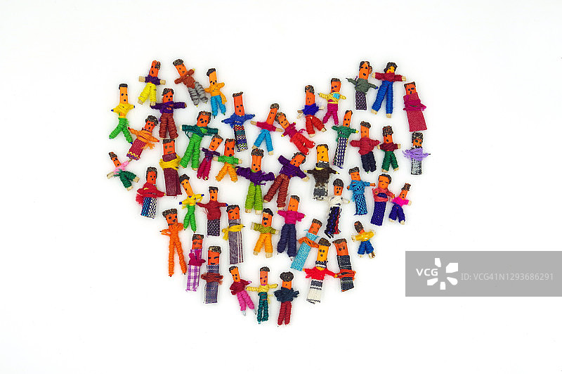 心形排列的传统忧虑娃娃图片素材