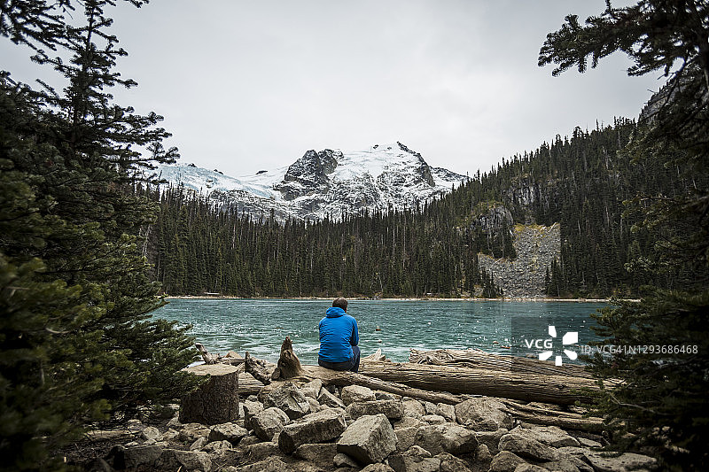 在约弗雷湖省立公园徒步的男人图片素材