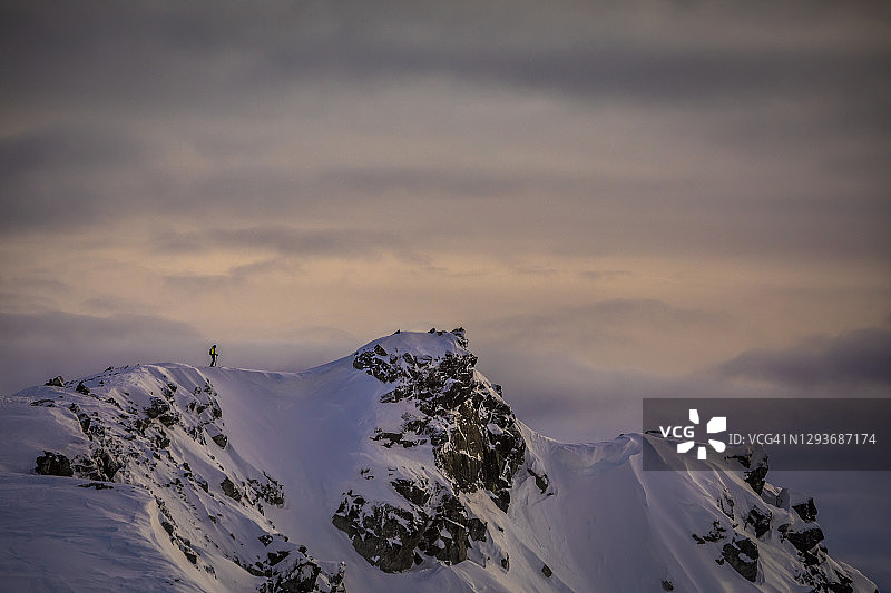 惠斯勒野外孤独的滑雪者图片素材