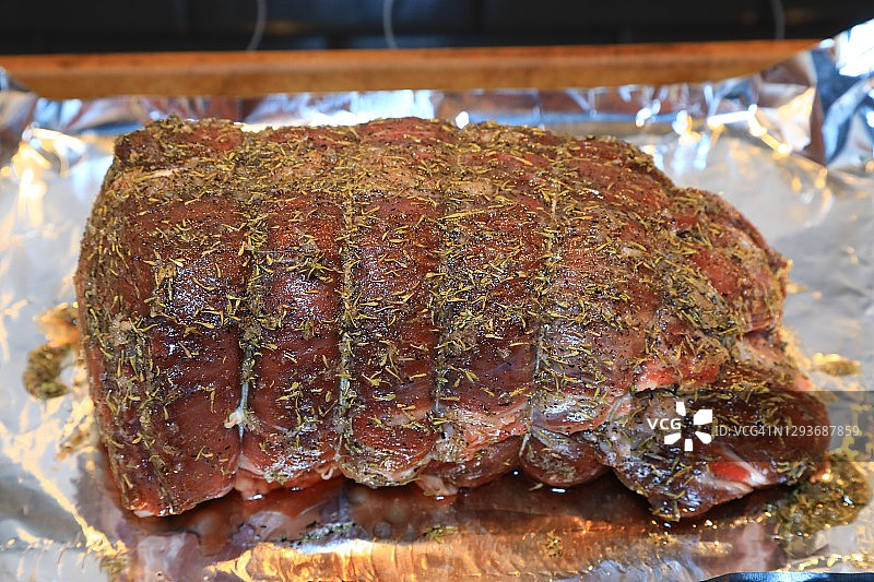 正在制作的烤牛肉图片素材