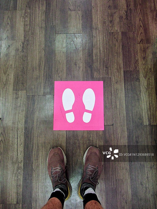 站在Co-Vid信息标志旁图片素材