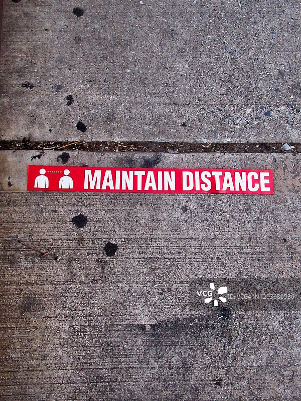 人行道上的新冠疫情信息标志图片素材