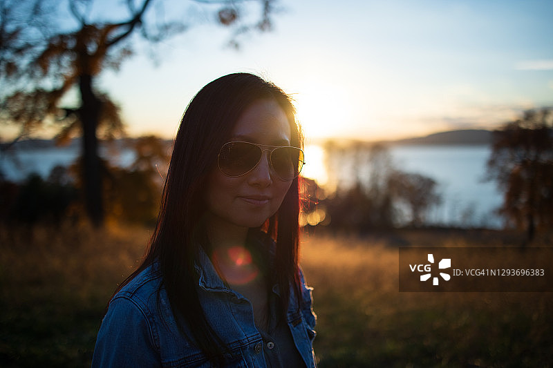 日落时分的中年中国女人户外肖像图片素材