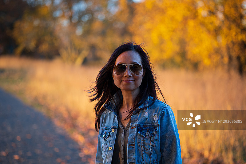 日落时分的中年中国女人户外肖像图片素材