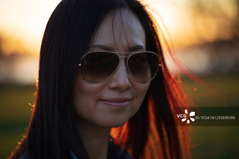 日落时分的中年中国女人户外肖像图片素材