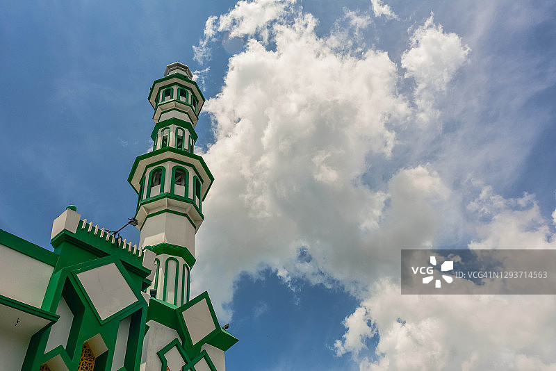 印度尼西亚西加里曼丹省辛卡旺拉亚清真寺的宣礼塔特写图片素材