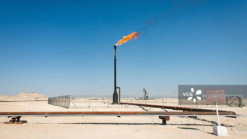 巴林中东沙漠中燃烧的石油工业火炬塔全景图片素材