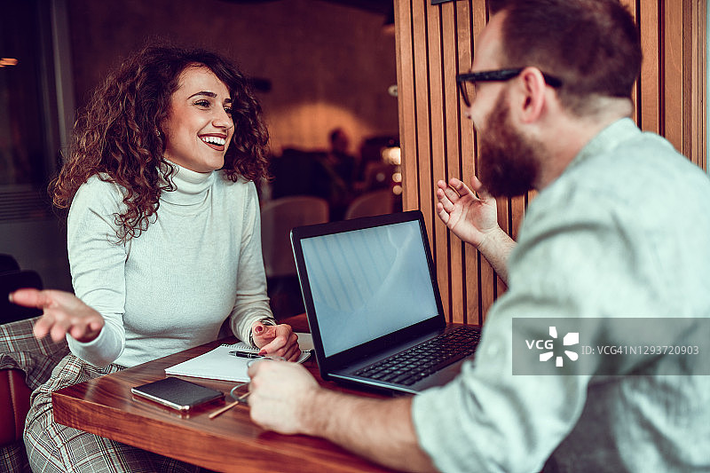 享受一起工作和约会的自由职业情侣图片素材