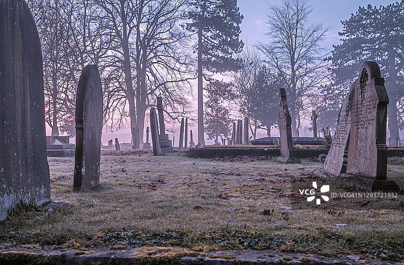 雾气缭绕的墓地里的墓碑图片素材