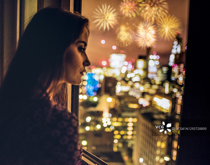 居家隔离观看烟花图片素材