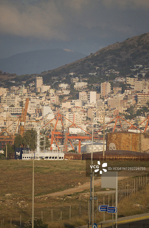 希腊比雷埃夫斯港口附近的城市景观图片素材