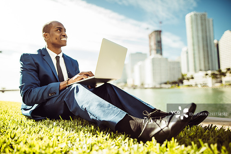 男人在迈阿密公园发短信图片素材