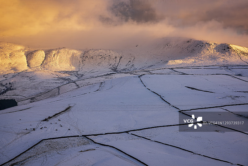 冬季日落时的金德童军，雪，德比郡，峰区，英国图片素材