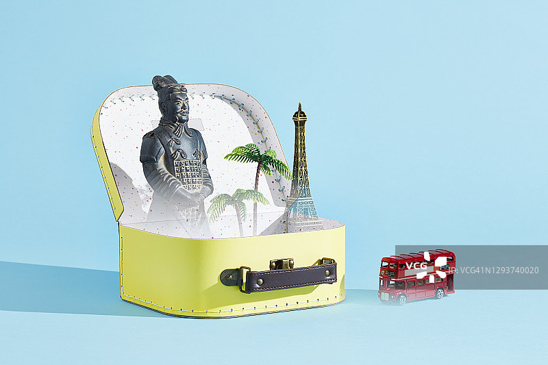 从手提箱中散落出来的旅行纪念品图片素材