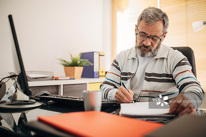 商人签署文件图片素材