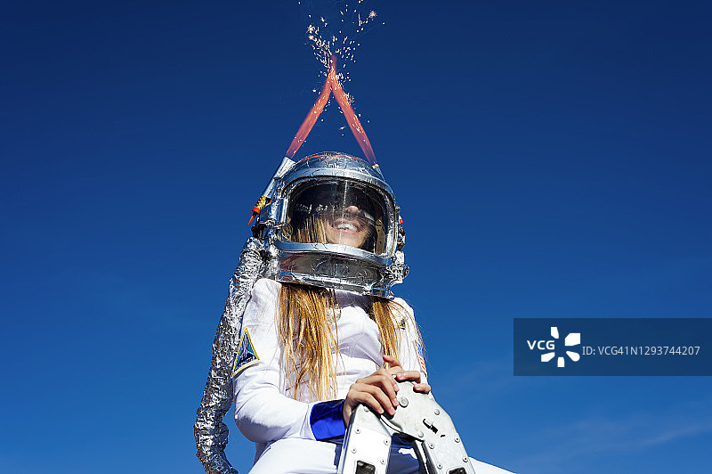微笑的宇航服女孩图片素材