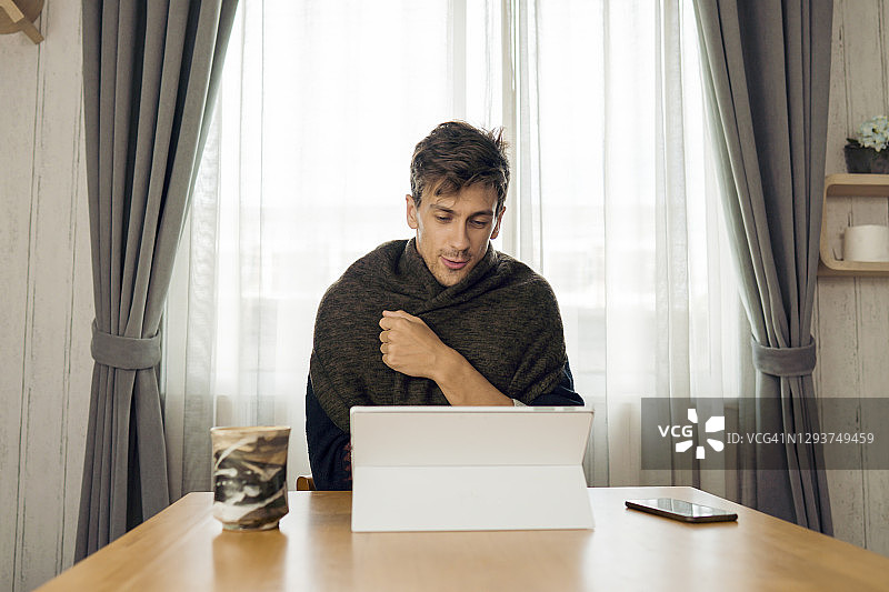 英俊的商人在家参加视频会议图片素材