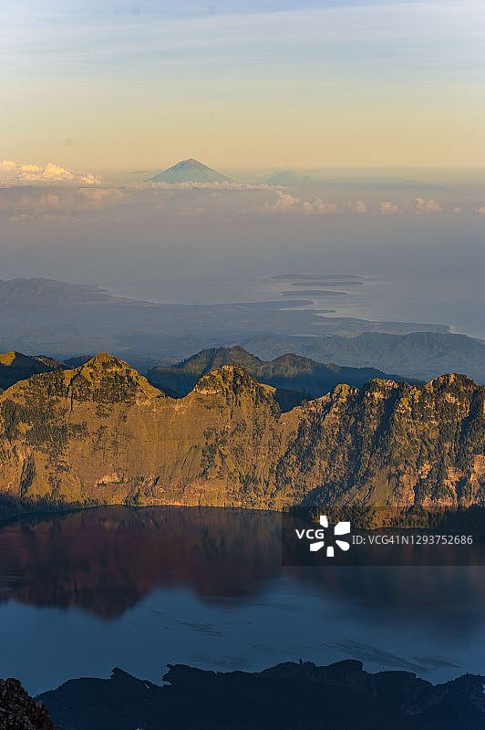 印度尼西亚龙目岛林贾尼火山顶峰眺望瑟加拉阿纳克湖、阿贡火山和吉利群岛的日出景色图片素材