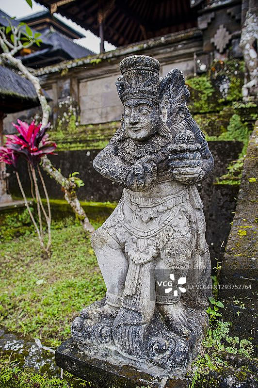 巴厘岛贝沙基寺的石像图片素材