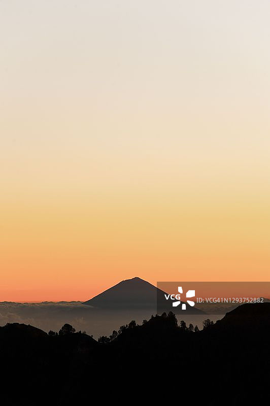 印度尼西亚龙目岛，阿贡火山日落剪影图片素材