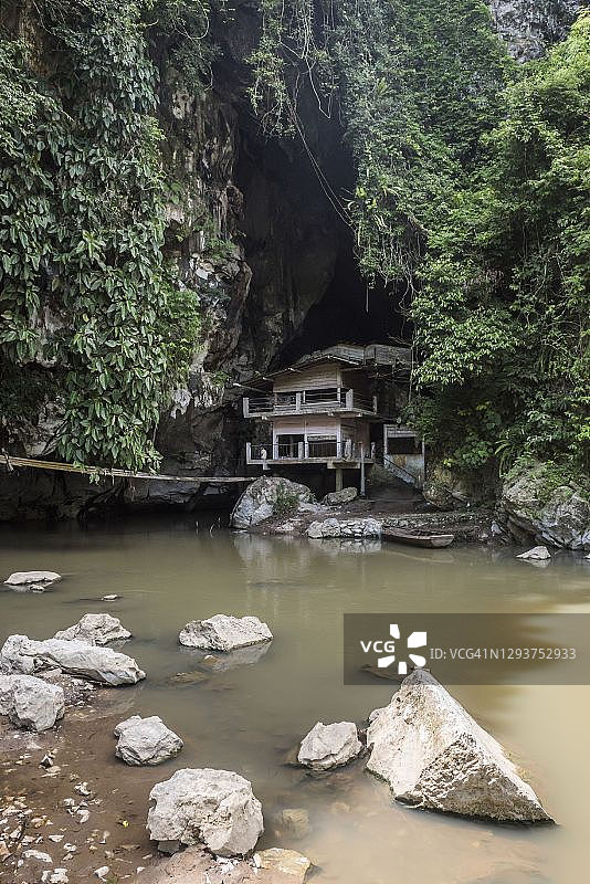 印度尼西亚西苏门答腊武吉丁宜附近Sungai Angek洞穴的鸟巢矿监测旧站图片素材