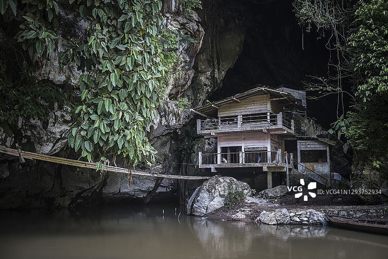 印度尼西亚西苏门答腊武吉丁宜附近Sungai Angek洞穴的鸟巢矿监测旧站图片素材