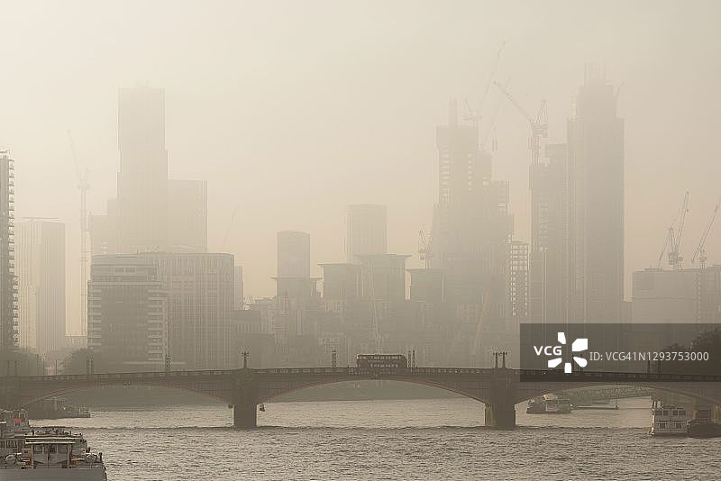 雾天下伦敦城市天际线和红色巴士（英国新冠疫情封锁期间）图片素材