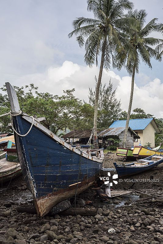 修理旧渔船，印度尼西亚苏门答腊亚齐省韦岛图片素材