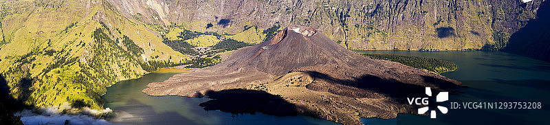 印度尼西亚龙目岛林贾尼火山巴鲁加里峰全景照片图片素材