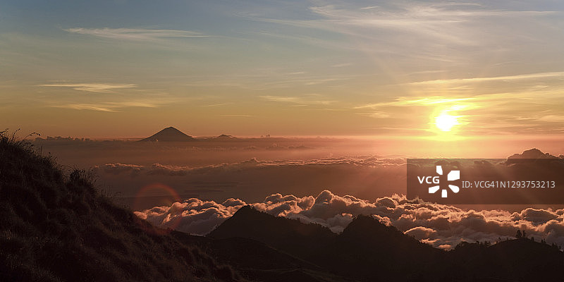 林贾尼火山首日攀登日落，远处是阿贡火山，印度尼西亚龙目岛，亚洲图片素材