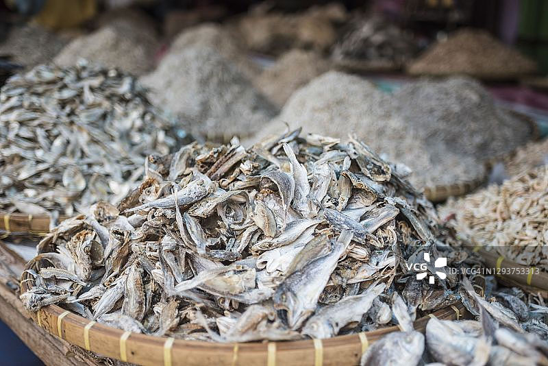 印度尼西亚北苏门答腊棉兰市集市上的鱼干图片素材