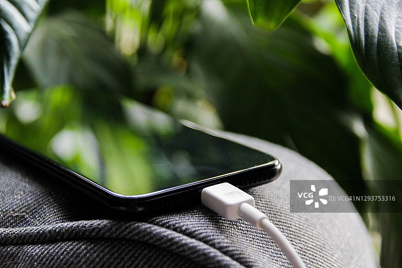 手机充电特写图片素材