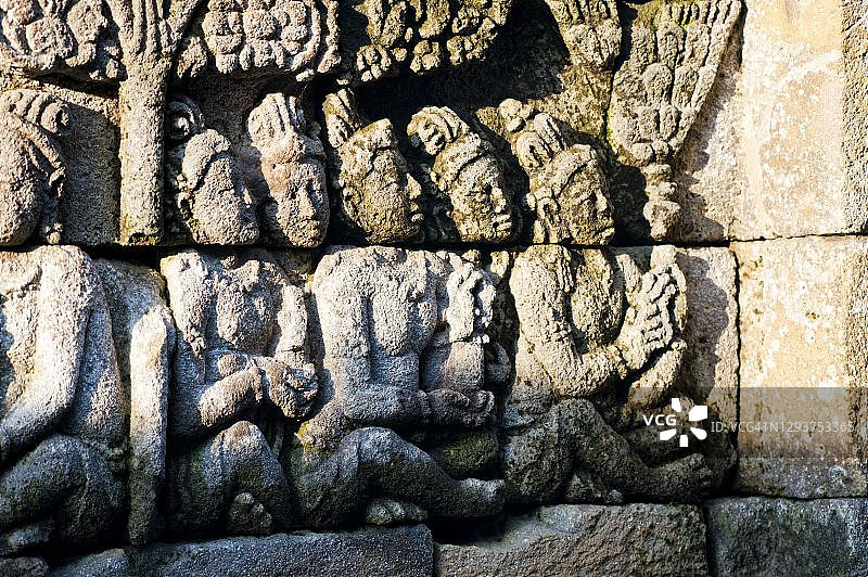 印尼婆罗浮屠寺庙墙壁上的石雕浮雕细节特写照片图片素材