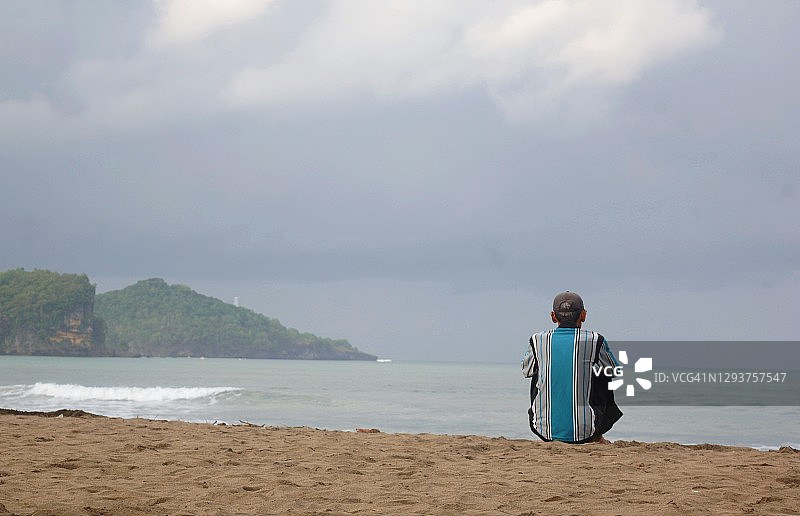 独自在海滩上的老人图片素材