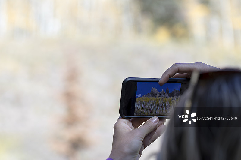 秋天的徒步旅行女人图片素材