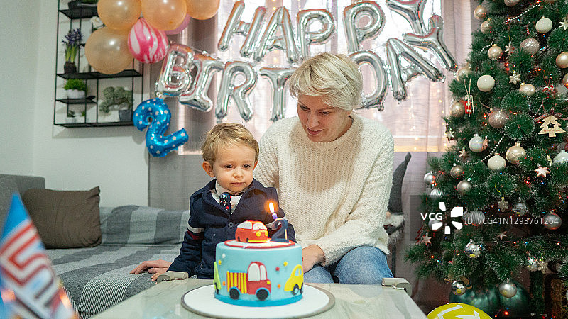和妈妈一起庆祝两岁生日的可爱小男孩图片素材