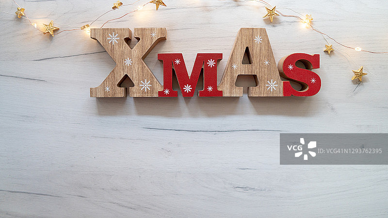 圣诞节背景：白色木质背景上的圣诞装饰图片素材