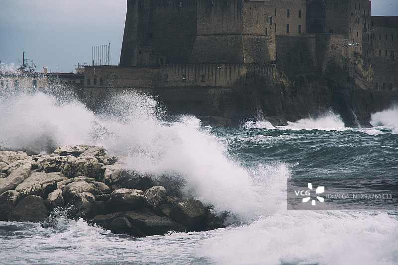 暴风雨掀起巨浪图片素材
