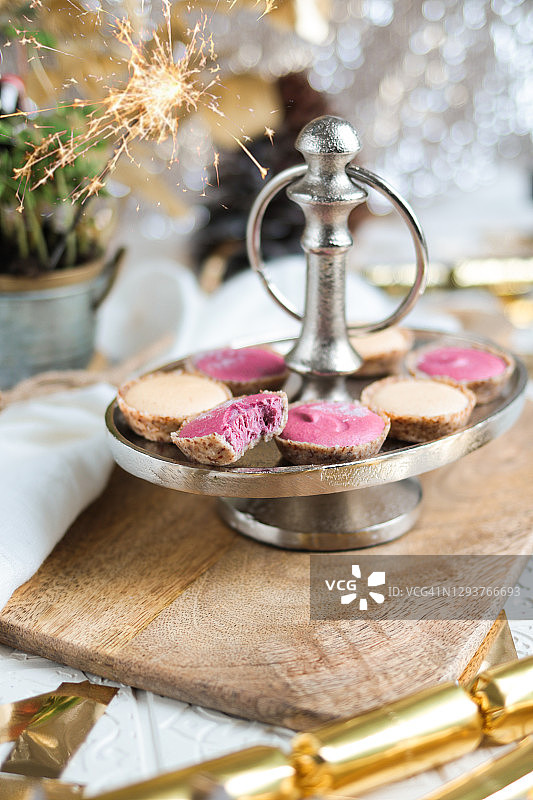 新年节日甜点蛋糕塔派对餐桌图片素材