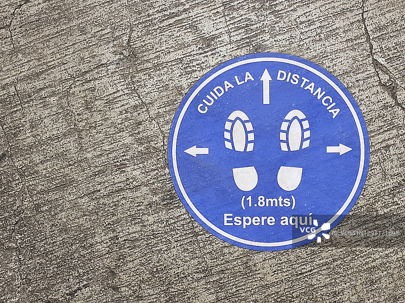 新冠疫情期间使用的西班牙语社交距离标志图片素材
