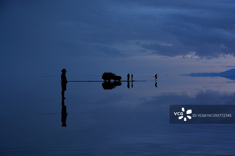 游客在乌尤尼盐沼观赏日出图片素材