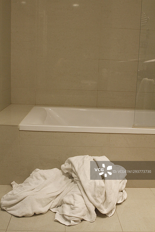 浴室地板上的脏毛巾图片素材