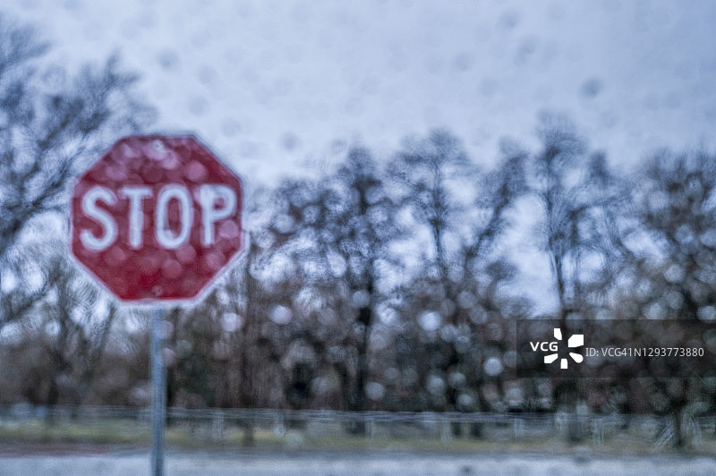 雨中车窗后的停止标志图片素材