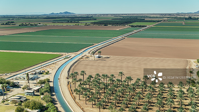 加利福尼亚州帝国谷农田灌溉渠的无人机航拍图片素材