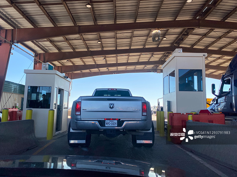 在美国边境检查站接受询问的卡车司机图片素材