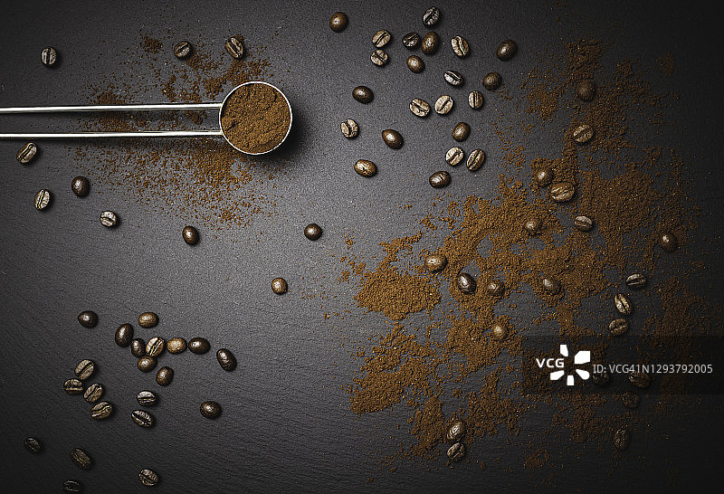 带烘焙咖啡豆的咖啡勺图片素材