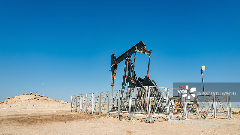 沙漠全景石油抽油机（中东波斯湾）图片素材