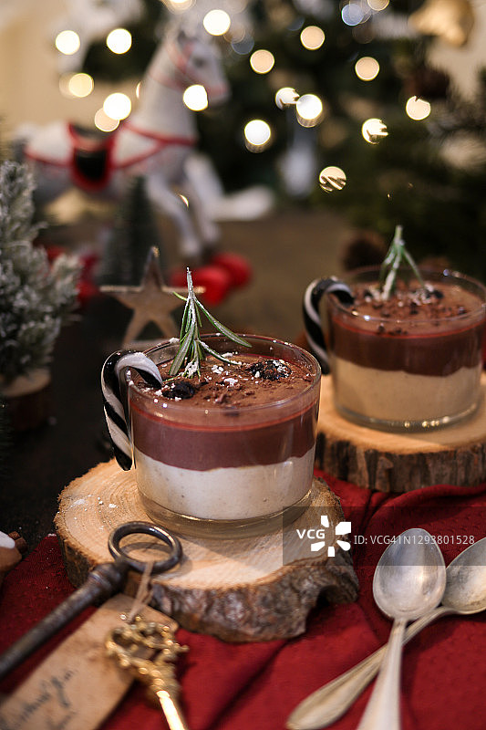 乡村厨房场景和圣诞树中的圣诞甜点慕斯图片素材