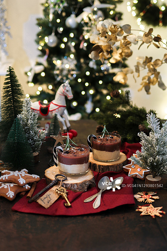 乡村厨房场景和圣诞树中的圣诞甜点慕斯图片素材